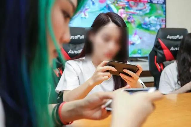电竞经纪人郑斌解读电竞陪玩师乱象：20岁女生成主力，月入上万